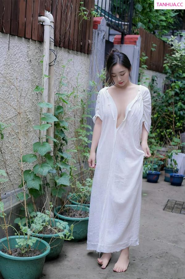   [XiuRen]高清写真图 2025.07.31 No.10603 楠芝 白色长袍第17张图片